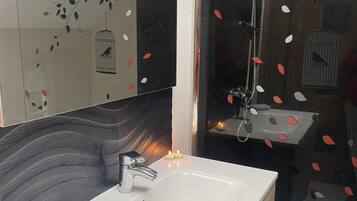 Pyyhkeet, saippua, vessapaperi