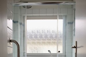 Een douche, een haardroger, handdoeken