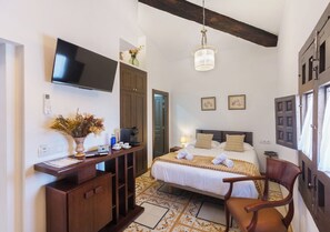 Family Triple Room | Hypo-allergenic bedding, down duvets, free WiFi - La Casona de las Flores (Ondara)