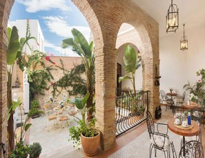 Outdoor banquet area - La Casona de las Flores (Ondara)