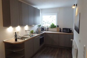 Kylskåp, mikrovågsugn, spishäll och diskmaskin