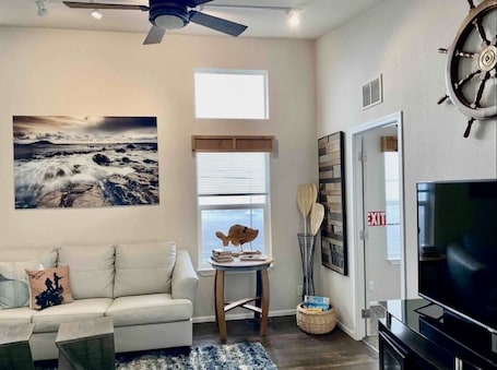 Smart TV, fireplace, books. 🛟🎣😎Harbor Lite 2BdrmDreamHouse +Loft! AT the PORT. Peeks of Harbor,River,Ocean!