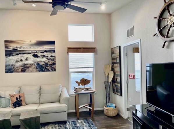 TV connectée, cheminée, livres