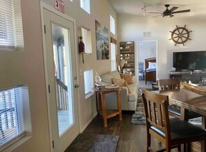 TV connectée, cheminée, livres