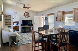 Smart-TV, Kamin, Bücher