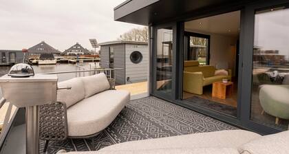 Houseboat in Offingawier with Sea View