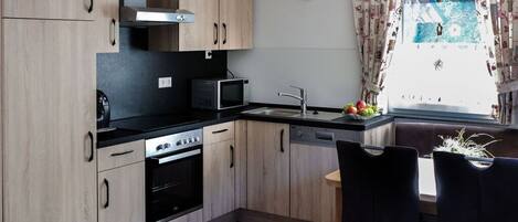 Kühlschrank, Mikrowelle, Ofen, Herdplatte