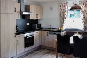 Jääkaappi, mikroaaltouuni, uuni, liesi