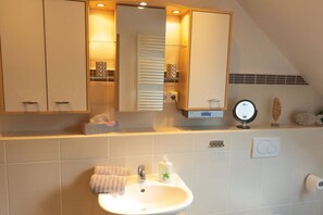 Regadera, secadora de cabello, toallas 