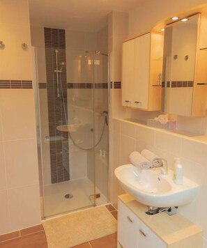 Dusche, Haartrockner, Handtücher