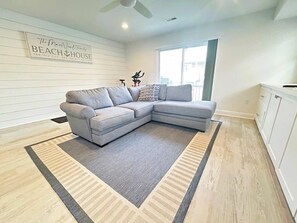 TV, fireplace - 109 55th Street East (Sea Isle City)