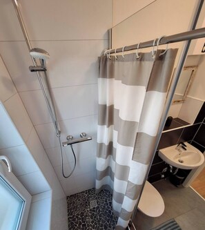 淋浴设施、吹风机、毛巾、肥皂