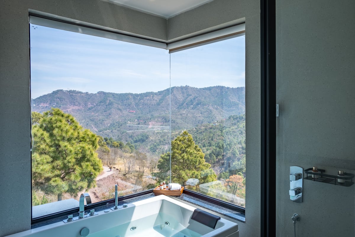 Rhodo Suites with Balcony | Badeværelse | Designertoiletartikler, hårtørrer, hjemmesko, håndklæder