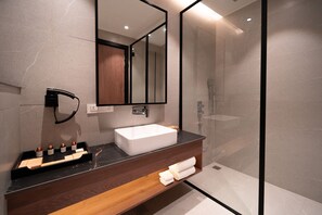 Rosa Room with Balcony | Kylpyhuone | Designer-hygieniatuotteet, hiustenkuivaaja, tohvelit, pyyhkeet