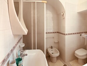 Douche, sĂšche-cheveux, bidet, serviettes fournies