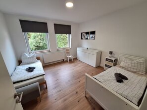 4 bedrooms, iron/ironing board, WiFi, bed sheets