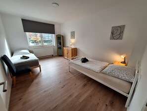 2 Schlafzimmer, BĂŒgeleisen/BĂŒgelbrett, kostenloses WLAN, BettwĂ€sche