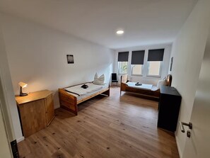 2 makuuhuonetta, silitysrauta/-lauta, ilmainen Wi-Fi, vuodevaatteet