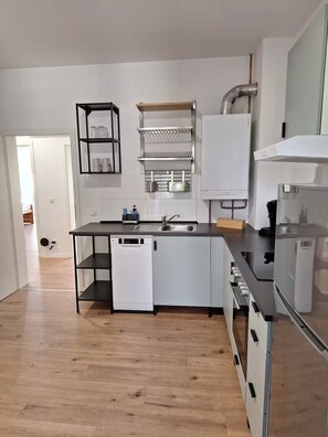 Frigorífic, forn, placa de cuina i rentaplats 
