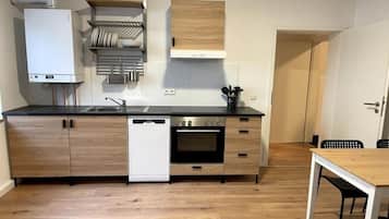 Fridge, oven, stovetop, dishwasher