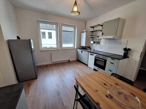 Jääkaappi, uuni, liesi, astianpesukone