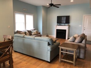 Fernseher, Kamin, DVD-Player