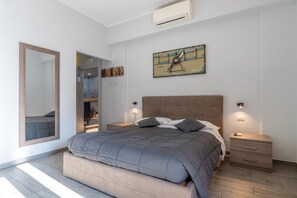 Deluxe-værelse til 3 personer - balkon | Skrivebord, arbejdsområde til bærbare computere, strygejern/strygebræt
