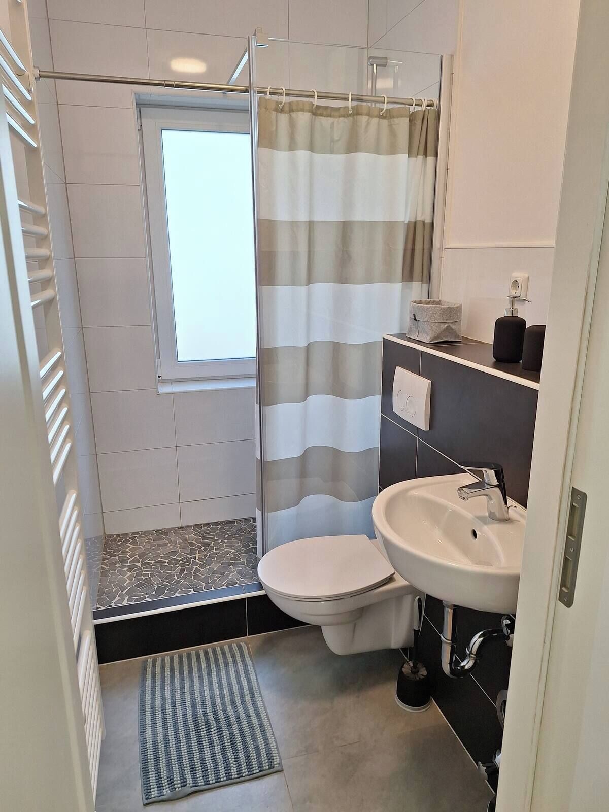 Dusche, Haartrockner, Handtücher, Seife