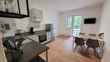 Fridge, oven, stovetop, dishwasher