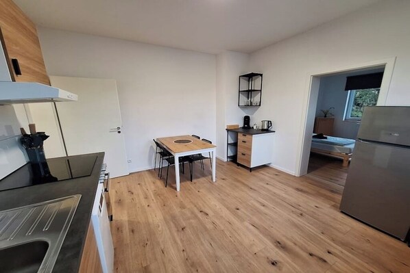 Fridge, oven, stovetop, dishwasher