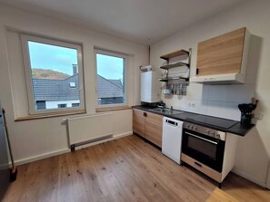 Fridge, oven, stovetop, dishwasher - Komplett neu Renovierte, Zentrale 2-zimmer-wohnung in Hagen (Hagen)