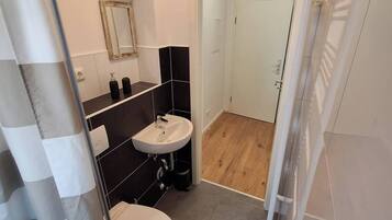 Dusche, Haartrockner, Handtücher, Seife