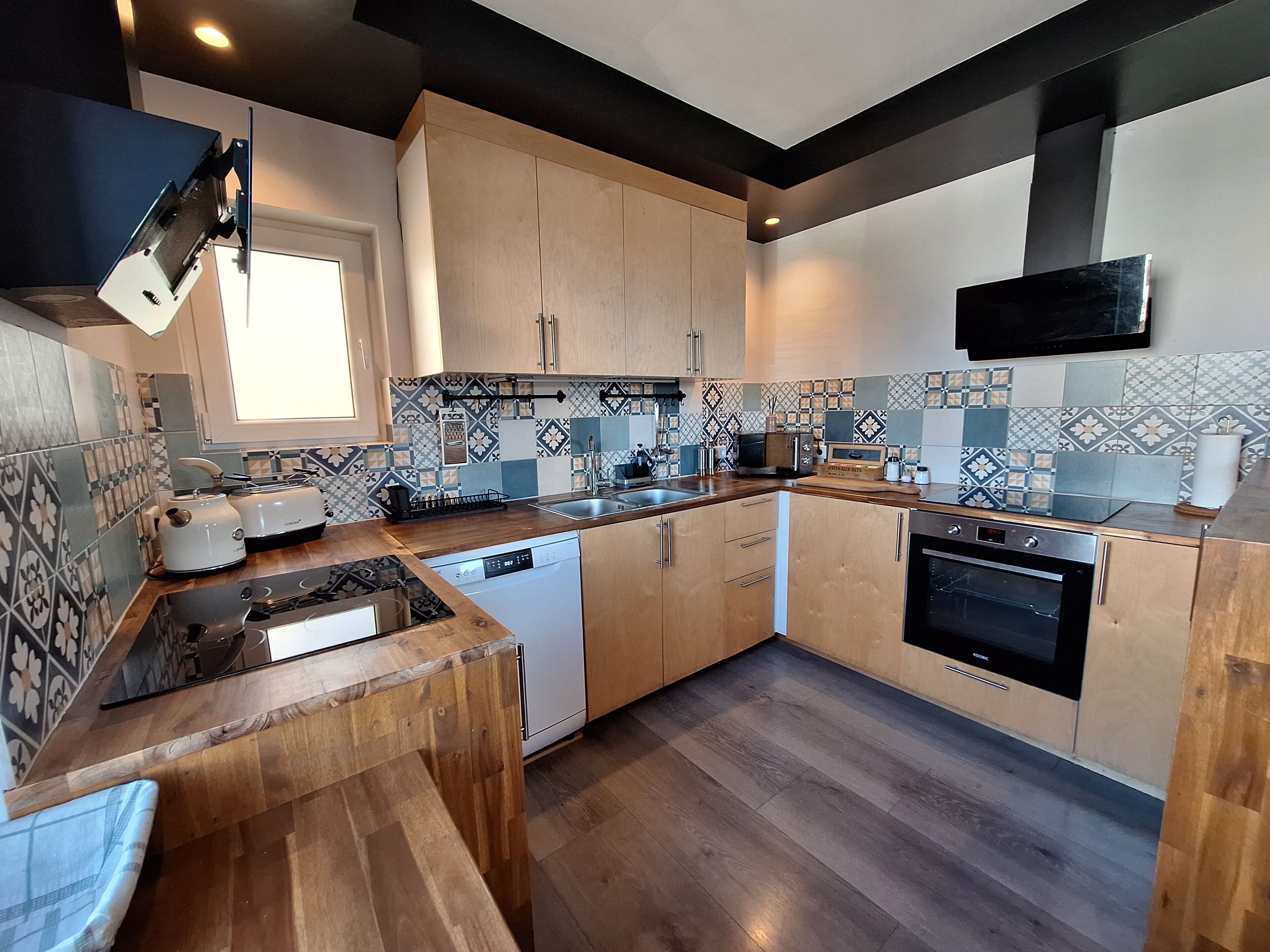 Fridge, oven, stovetop, dishwasher