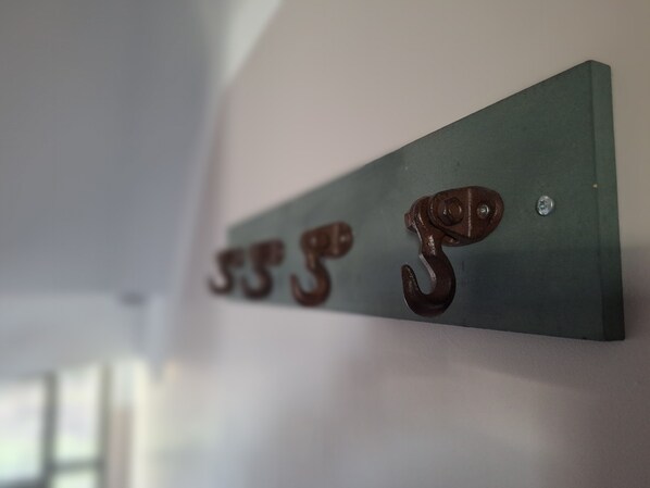 A metal sign with the number 55 on it, mounted on a wall. - Große 5-zimmer-wohnung in Zentraler Lage in Oerlinghausen für 8 Personen (Oerlinghausen)