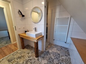 Chuveiro, secador de cabelo, toalhas de banho, sabonete