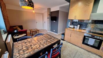 Kühlschrank, Mikrowelle, Ofen, Herdplatte