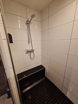 Bruser, hårtørrer, håndklæder, Sæbe