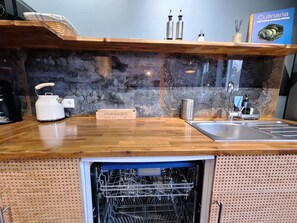 Kylskåp, mikrovågsugn, ugn och spishäll