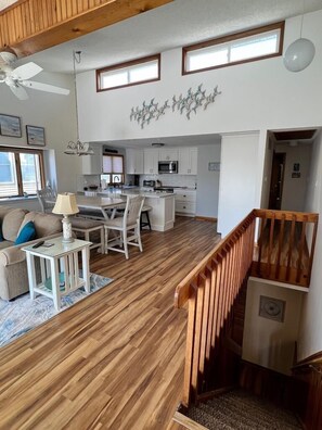 テレビ、DVD プレーヤー