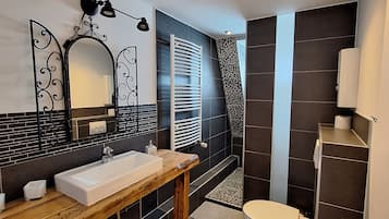 Haartrockner, Handtücher, Seife, Shampoo