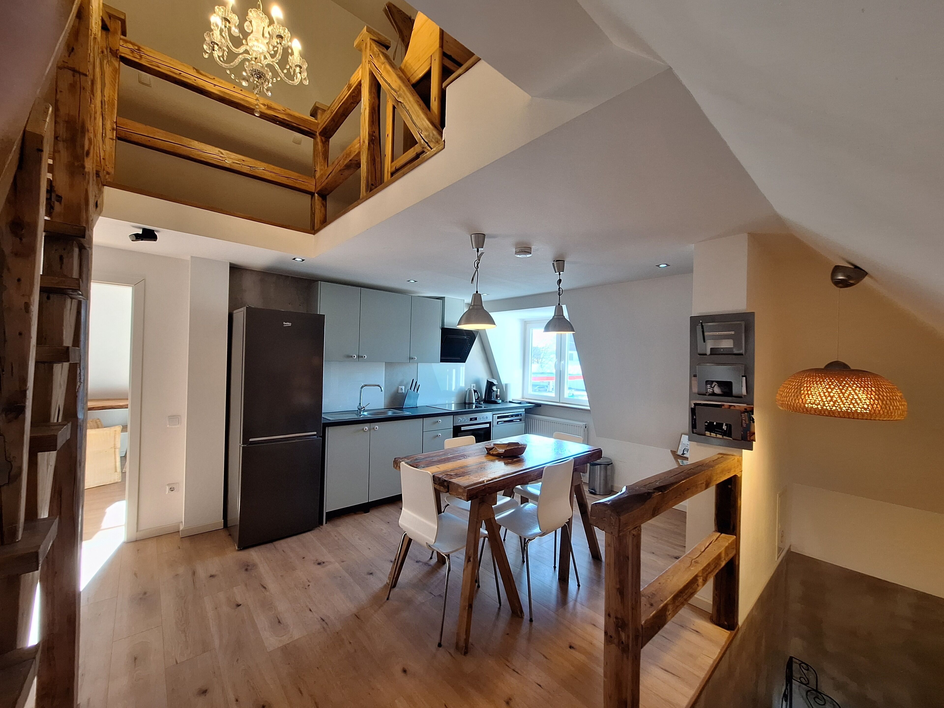 Kühlschrank, Mikrowelle, Herdplatte, Geschirrspüler
