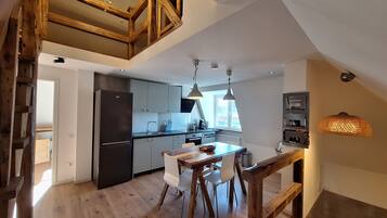 Kühlschrank, Mikrowelle, Herdplatte, Geschirrspüler
