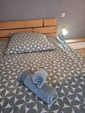 3 habitaciones, escritorio, tabla de planchar con plancha y wifi gratis 