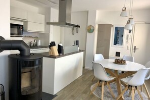 Réfrigérateur, micro-ondes, four, plaque de cuisson