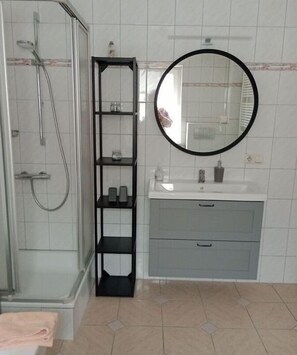 Dusche, Haartrockner, Handtücher