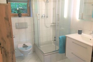 Ducha, secador de pelo, toallas
