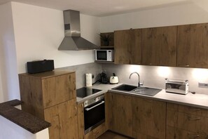 Frigorifero, microonde, forno, piano cottura
