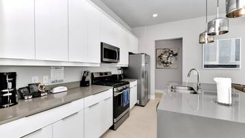 Kjøleskap, ovn, kokeplater og oppvaskmaskin