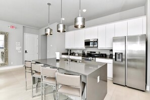 Kühlschrank, Ofen, Herdplatte, Geschirrspüler