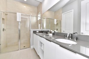 Dusche, Haartrockner, Handtücher, Seife